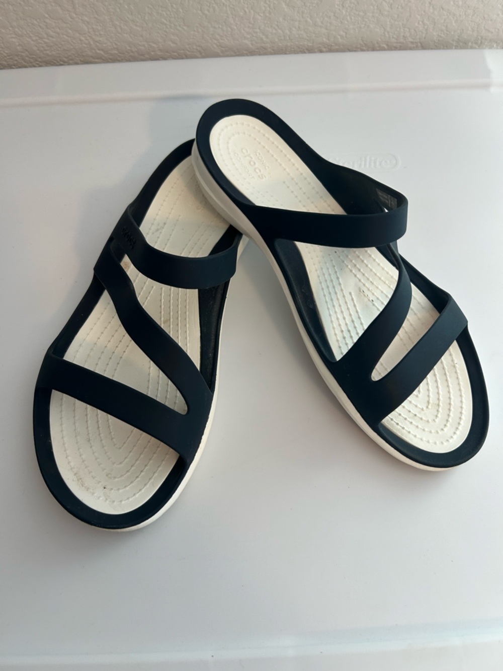 CROCS Ionic Comfort Black & White Strappy Slide Sandals Sz 9 Vacation Summer
